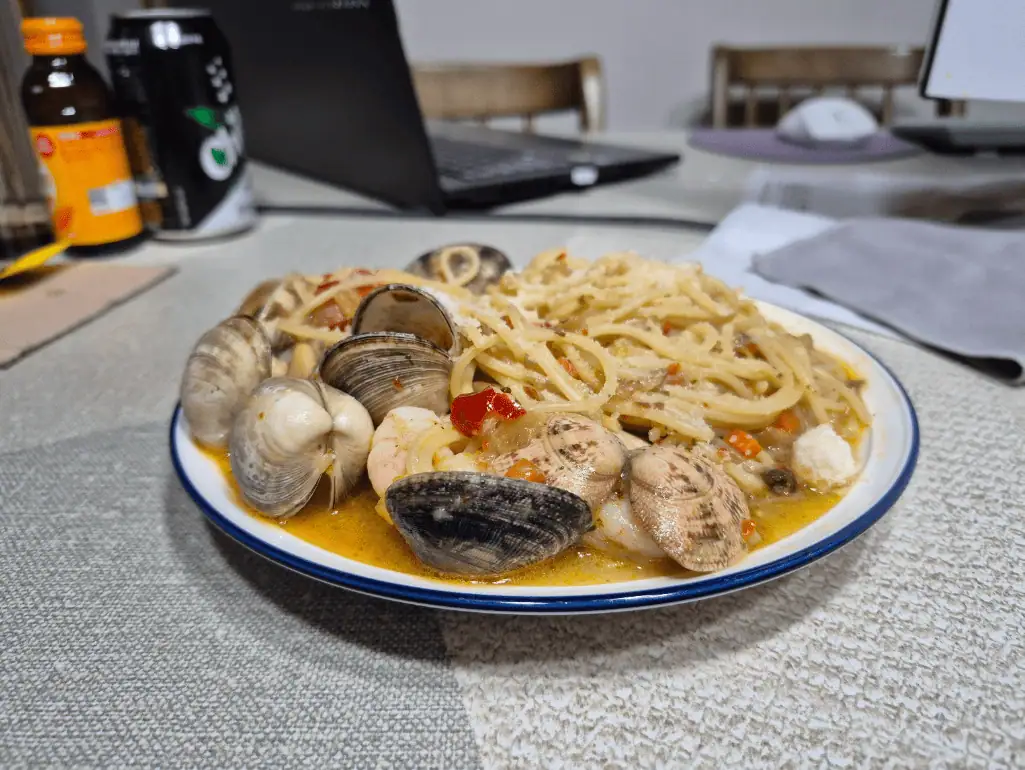 접시에 봉골레 파스타가 담겨 있다.