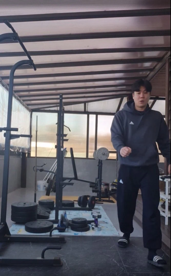 운동이 끝난 후 서준의 정면 사진.