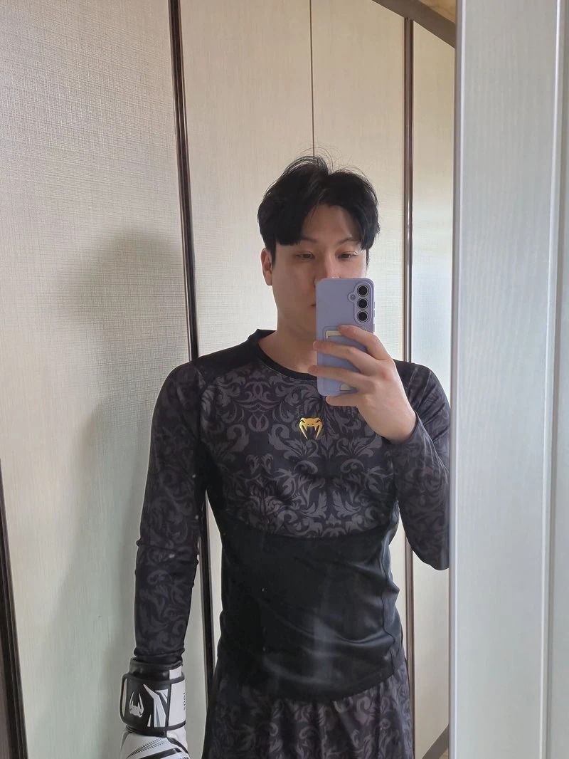 This is the front view of Seo's full set of venoms.