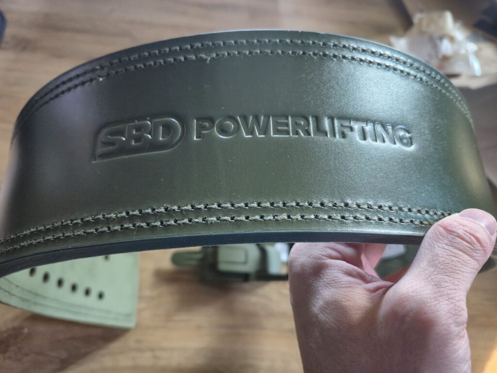 SBD Powerlifting 이라는 글자가 벨트 뒤쪽에 새겨져있다.