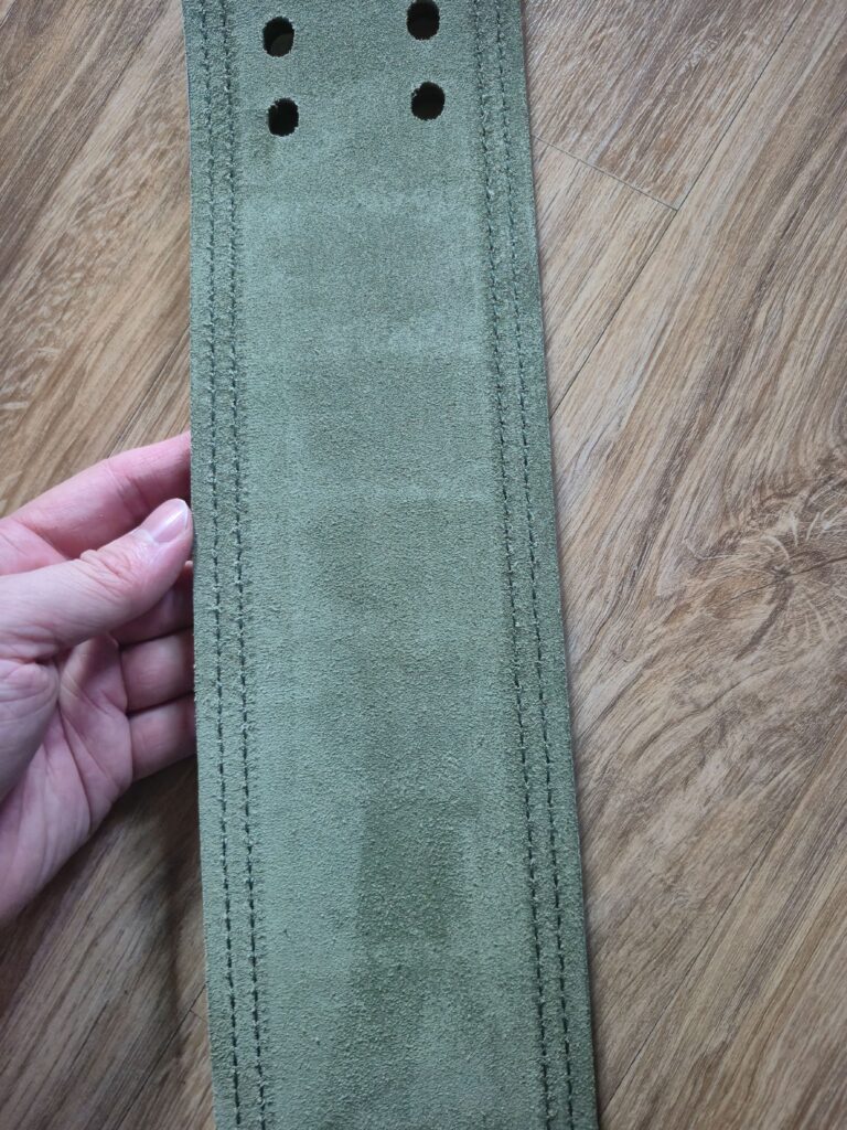 SBD 벨트 내부의 사진.굉장히 부드럽고 고급스러운 질감으로 구성되어 있다.