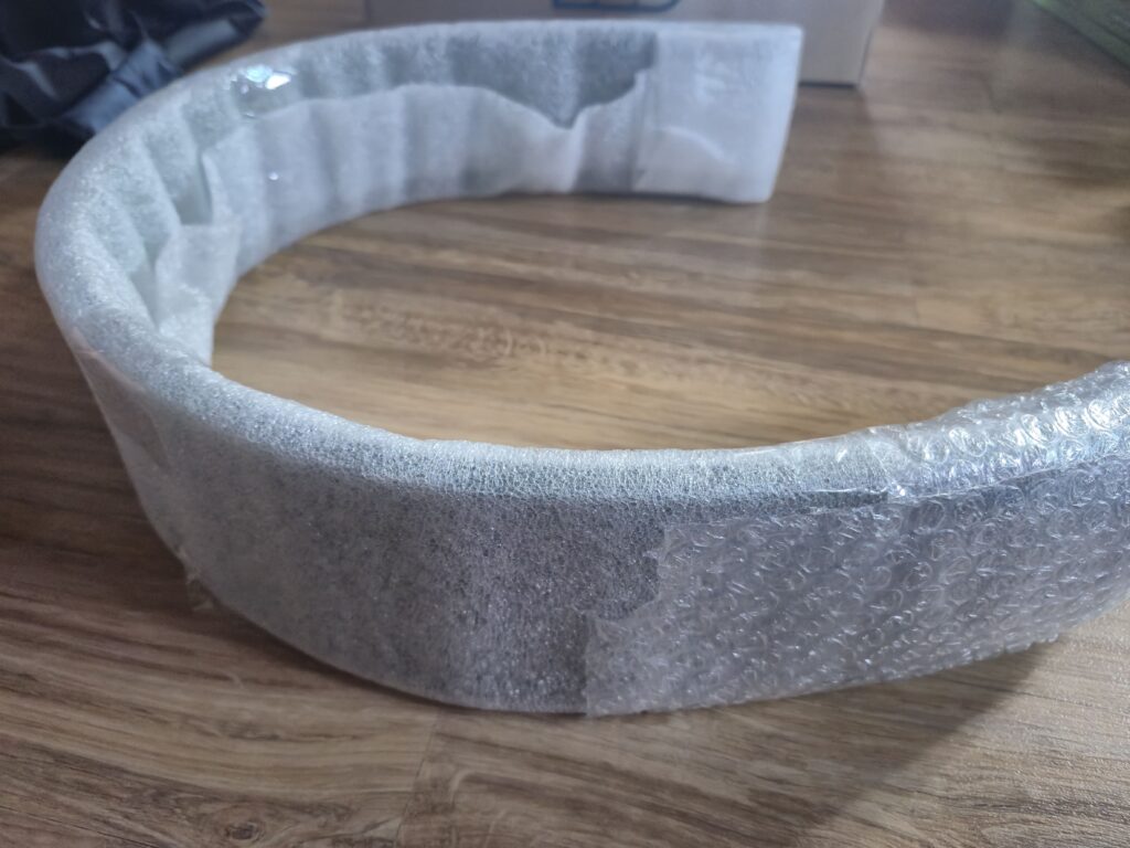 SBD 벨트가 하얀 포장지(스티로폼)에 감싸져있다.