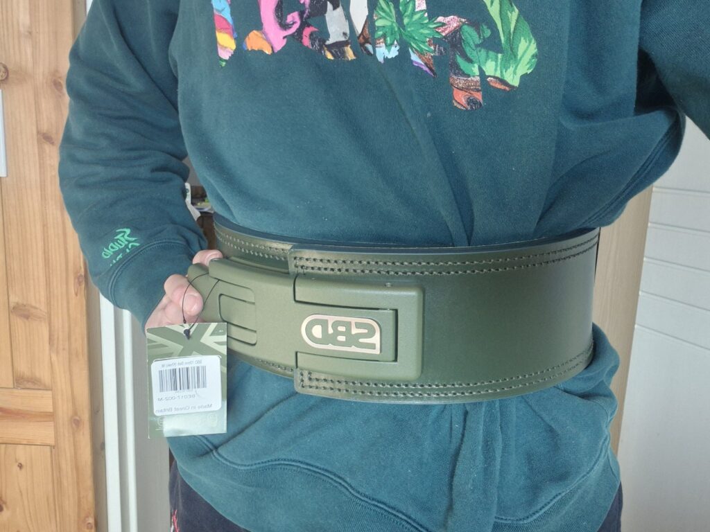 서준이의 SBD 벨트 착용 모습.허리에 손을 올리고 있다.